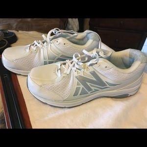 Women’s white New Balance tennis shoes
